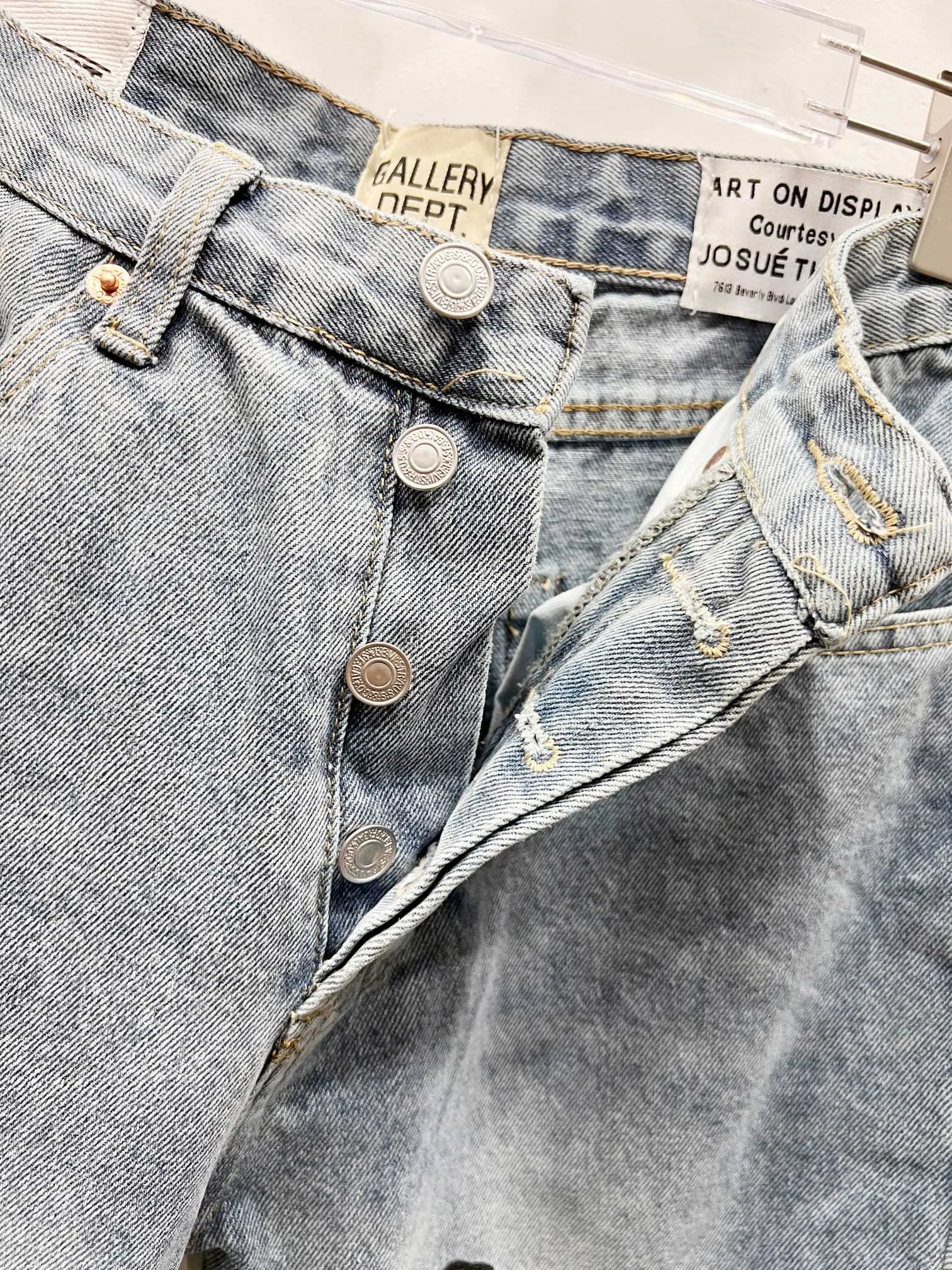 P260 Style No.: (c065) GALLERY DEPT spliced cross loose washed flared jeans, truly restoring the ultimate texture of Vintage. The original hardware accessories, washed and other elevators, QR code analysis are all purchased from the original factory, high degree of restoration, you are welcome to compare the products~ Three-dimensional version, loose and comfortable, not picky about the figure, taller and slimmer, factory Seiko, original factory quality control, same style for men and women, can be matched with couples, versatile recommendation, must-have jeans for all seasons, fashionable people have been disappointed From the quality selection of fabrics, the tailoring of details, and the matching of patterns, everything is impeccable! The upper body is so handsome when worn...it can be easily worn by men, women and children! The craftsmanship uses heavy-duty washed pure cotton denim fabric. After washing, it is soft and thick. It is very stylish when worn on the body. Size: 28, 30, 32, 34, 36 (S-XXL) Color: Stitching